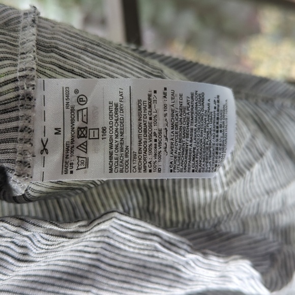 NWOT Old Navy T-shirt women's size medium - Picture 4 of 4